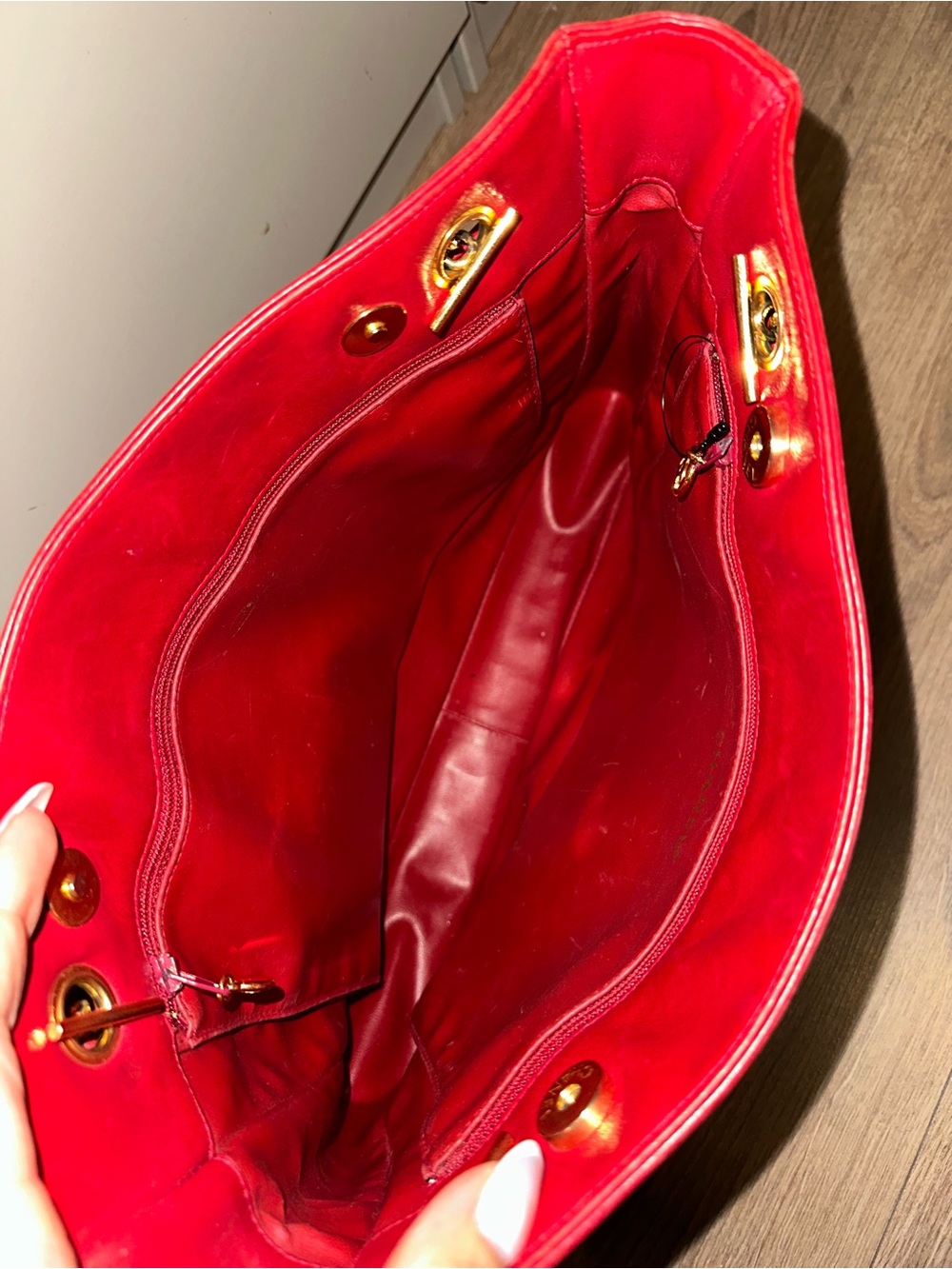 Chanel 90’s Red CC Lambskin Tote with Gold Chain-Detail Straps - Picture 4 of 7